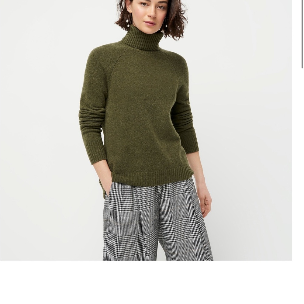 JCrew turtleneck sweater in XXS. Color is Gray.